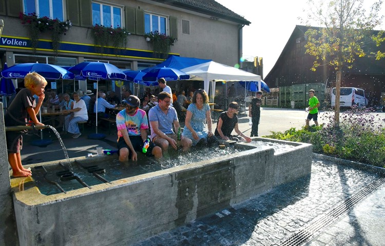 Eine Abkühlung im Dorfbrunnen mit Wasserspritzern gehörte auch für manchen Erwachsenen zum Strassenfest. Eine Abkühlung im Dorfbrunnen mit Wasserspritzern gehörte auch für manchen Erwachsenen zum Strassenfest.