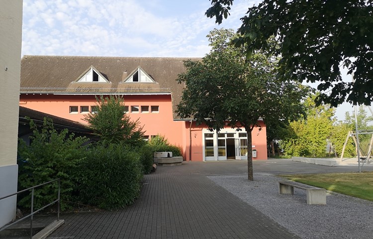So präsentiert sich das Schulhaus Hofwiesen, ... So präsentiert sich das Schulhaus Hofwiesen, ...