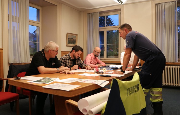 Viel Denkarbeit: Die Dorfemer Lokalbehörde spielte unter der Leitung von Xavier Farzan, Offizier der Feuerwehr Flaachtal, drei mögliche Notfallszenarien durch. Viel Denkarbeit: Die Dorfemer Lokalbehörde spielte unter der Leitung von Xavier Farzan, Offizier der Feuerwehr Flaachtal, drei mögliche Notfallszenarien durch.