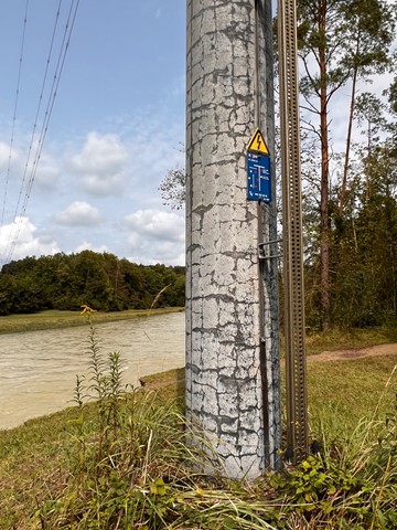 Der Strommast der Axpo steht förmlich am Abgrund, der Fussweg ist beim letzten Hochwasser bereits abgebrochen. Der Strommast der Axpo steht förmlich am Abgrund, der Fussweg ist beim letzten Hochwasser bereits abgebrochen.