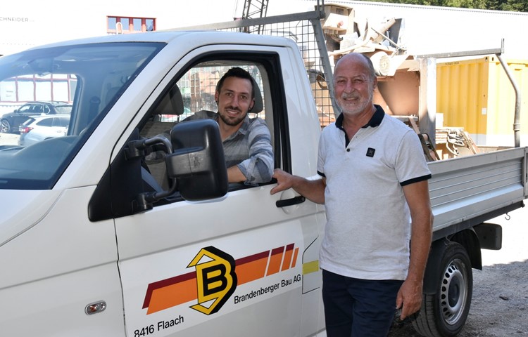 Tino Brandenberger (im Fahrzeug) übernimmt zum Jubiläum das 100-jährige Baugeschäft von seinem Vater Peter. Tino Brandenberger (im Fahrzeug) übernimmt zum Jubiläum das 100-jährige Baugeschäft von seinem Vater Peter.