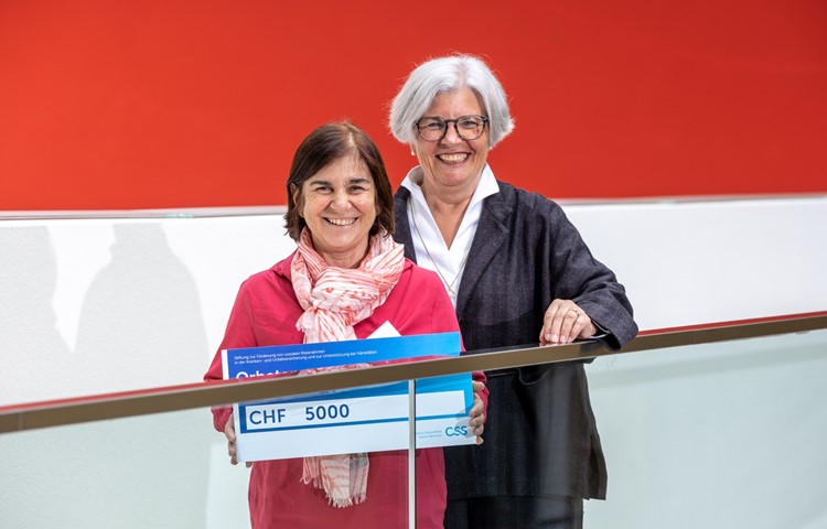 Liselotte Vogt, Geschäftsleiterin der Stiftung Orbetan (links), durfte Anfang Sommer den Preis von CSS-Stiftungspräsidentin Lucrezia Meier-Schatz in Empfang nehmen. Liselotte Vogt, Geschäftsleiterin der Stiftung Orbetan (links), durfte Anfang Sommer den Preis von CSS-Stiftungspräsidentin Lucrezia Meier-Schatz in Empfang nehmen.