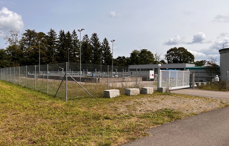 In dieser Ecke beim Zaun der Andelfinger Kläranlage kommt das geplante Stufenpumpwerk zu stehen. Dieses wird bei Bedarf Wasser in beide Richtungen pumpen können. In dieser Ecke beim Zaun der Andelfinger Kläranlage kommt das geplante Stufenpumpwerk zu stehen. Dieses wird bei Bedarf Wasser in beide Richtungen pumpen können.
