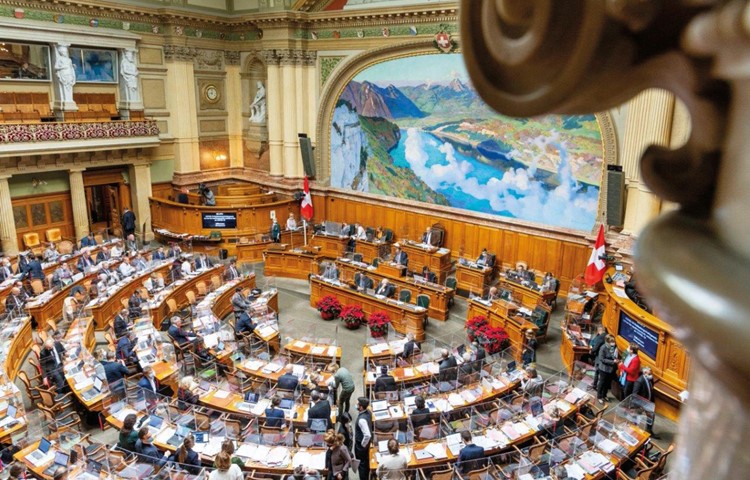 Grosse Anziehungskraft: 1341 Personen aus dem Kanton Zürich wollen in den Nationalrat. Die zurzeit 35 Zürcher Sitze belegen SVP (10), SP (7), GLP (6), FDP (5), Grüne (5) sowie EVP und die Mitte (je 1). 32 Bisherige treten wieder an. Grosse Anziehungskraft: 1341 Personen aus dem Kanton Zürich wollen in den Nationalrat. Die zurzeit 35 Zürcher Sitze belegen SVP (10), SP (7), GLP (6), FDP (5), Grüne (5) sowie EVP und die Mitte (je 1). 32 Bisherige treten wieder an.