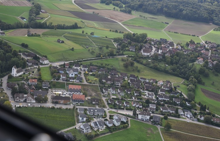 Blick nach Süden aus dem Heli am Herbstfest 2019. Die Tuechstrasse (am rechten Bildrand zu erkennen) verläuft am südwestlichen Dorfrand von Flaach und wird als Abkürzung zum Irchel genutzt. Schwerverkehr macht mehr als einen Fünftel aus. Blick nach Süden aus dem Heli am Herbstfest 2019. Die Tuechstrasse (am rechten Bildrand zu erkennen) verläuft am südwestlichen Dorfrand von Flaach und wird als Abkürzung zum Irchel genutzt. Schwerverkehr macht mehr als einen Fünftel aus.