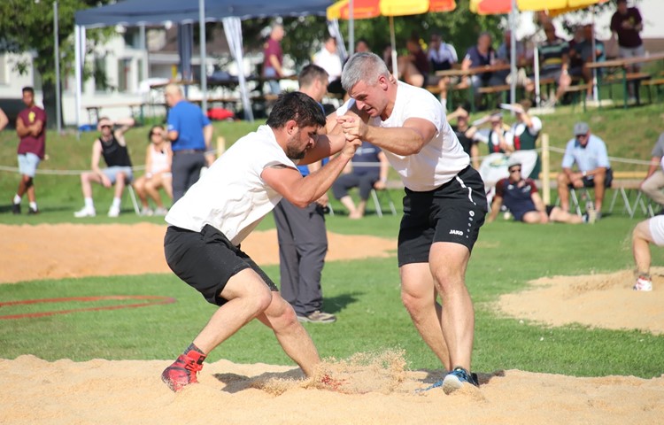 Jeremy Vollenweider (links) und Samuel Giger duellierten sich sowohl im Ringen (Bild) als auch im Schwingen. Jeremy Vollenweider (links) und Samuel Giger duellierten sich sowohl im Ringen (Bild) als auch im Schwingen.