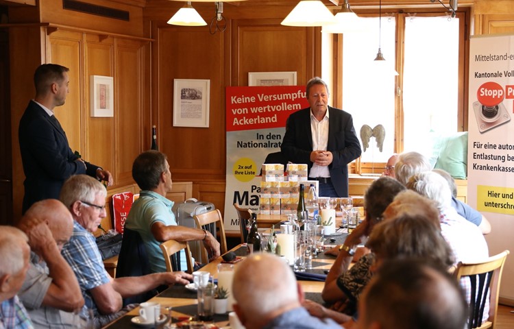 Paul Mayer am Politlunch im «Schwert» Stammheim. Links Stefan Stutz, Präsident der organisierenden Bezirks-SVP. Paul Mayer am Politlunch im «Schwert» Stammheim. Links Stefan Stutz, Präsident der organisierenden Bezirks-SVP.