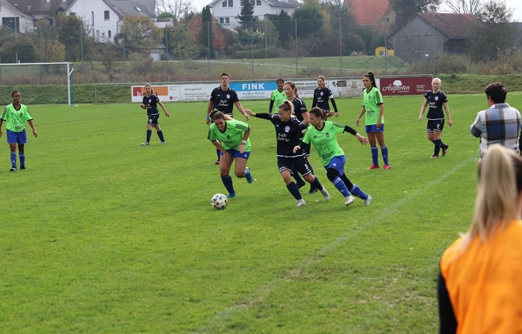 Die Damen des FC Ellikon/Marthalen (hier 2022 in Dunkelblau) warten noch auf ihren ersten Saisonsieg. Die Damen des FC Ellikon/Marthalen (hier 2022 in Dunkelblau) warten noch auf ihren ersten Saisonsieg.
