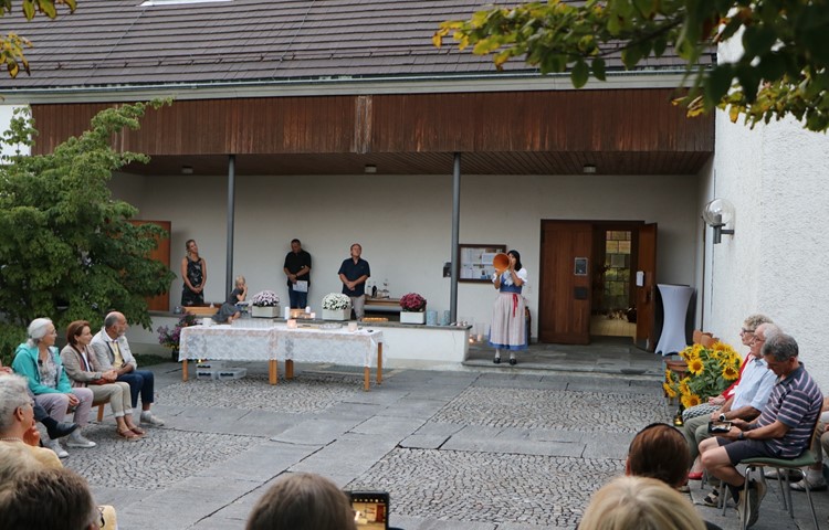 Mit Holztrichter und Tracht: Sonja Lieberherr singt vor der Kirche Truttikon den Toggenburger Alpsegen. Mit Holztrichter und Tracht: Sonja Lieberherr singt vor der Kirche Truttikon den Toggenburger Alpsegen.