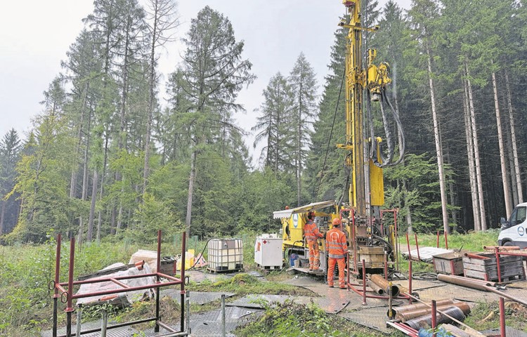 Die Bohranlage läuft nur werktags und tagsüber. Für ihre Platzierung musste kein Wald gerodet werden. Die Bohranlage läuft nur werktags und tagsüber. Für ihre Platzierung musste kein Wald gerodet werden.