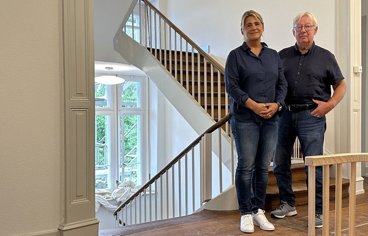 Gabriela Stössel und Andreas Bätscher im grosszügigen Treppenhaus der alten Villa. Gabriela Stössel und Andreas Bätscher im grosszügigen Treppenhaus der alten Villa.