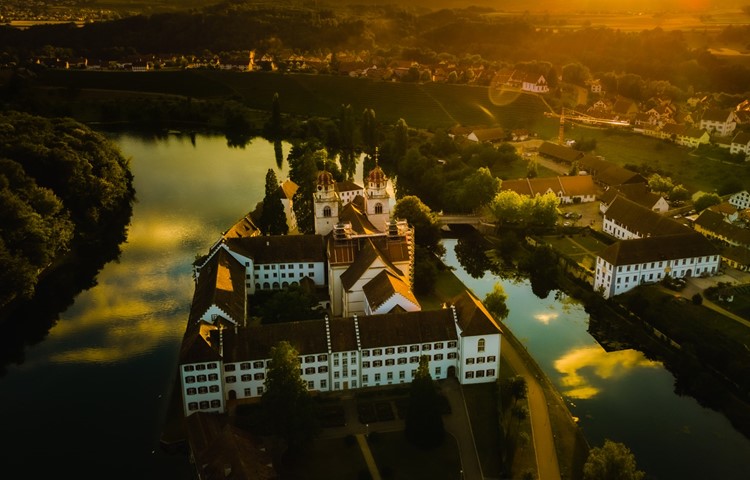Blick auf die Klosterinsel. Das vordere L ist von der Musikinsel belegt, frei ist einzig der Abt-Trakt links von der Klosterkirche. Blick auf die Klosterinsel. Das vordere L ist von der Musikinsel belegt, frei ist einzig der Abt-Trakt links von der Klosterkirche.