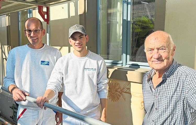Drei Generationen Maler Erb vor der Fassade der Friedau: v.l. Christian, Dominik und Robert Erb. Drei Generationen Maler Erb vor der Fassade der Friedau: v.l. Christian, Dominik und Robert Erb.