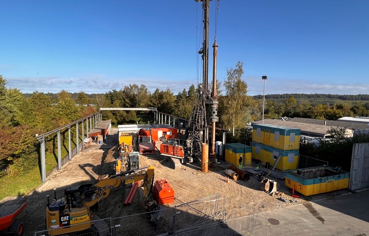 Anschliessend an die Trümmerpiste mit Kranbahn am westlichen Rand des AZA wird eine Flutungsanlage mit einem 23 Meter hohen Wasserturm errichtet. Rechts im Hintergrund das Areal der benachbarten Silidur AG. Anschliessend an die Trümmerpiste mit Kranbahn am westlichen Rand des AZA wird eine Flutungsanlage mit einem 23 Meter hohen Wasserturm errichtet. Rechts im Hintergrund das Areal der benachbarten Silidur AG.