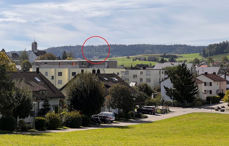 Das Baugespann auf dem Mehrfamilienhaus zeigt an (rot markiert), wo die Mobilfunkantenne gebaut werden könnte. Das Baugespann auf dem Mehrfamilienhaus zeigt an (rot markiert), wo die Mobilfunkantenne gebaut werden könnte.