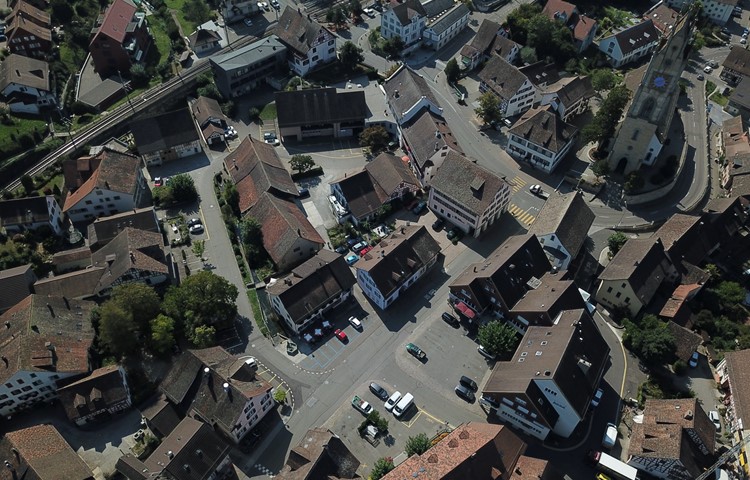 Die Tempo-30-Strecke auf der Landstrasse soll oberhalb des Bahnübergangs beginnen bzw. enden, sodass die Querung des Wegs vom Müliberg der Gleise entlang zum Bahnhof in deren Bereich liegt, und etwa auf Höhe Elektro Meier. Die Tempo-30-Strecke auf der Landstrasse soll oberhalb des Bahnübergangs beginnen bzw. enden, sodass die Querung des Wegs vom Müliberg der Gleise entlang zum Bahnhof in deren Bereich liegt, und etwa auf Höhe Elektro Meier.