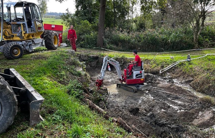 Beim Uhwieser Weiher wurden insgesamt rund 80 Kubik Schlamm und Erde ausgehoben. Beim Uhwieser Weiher wurden insgesamt rund 80 Kubik Schlamm und Erde ausgehoben.