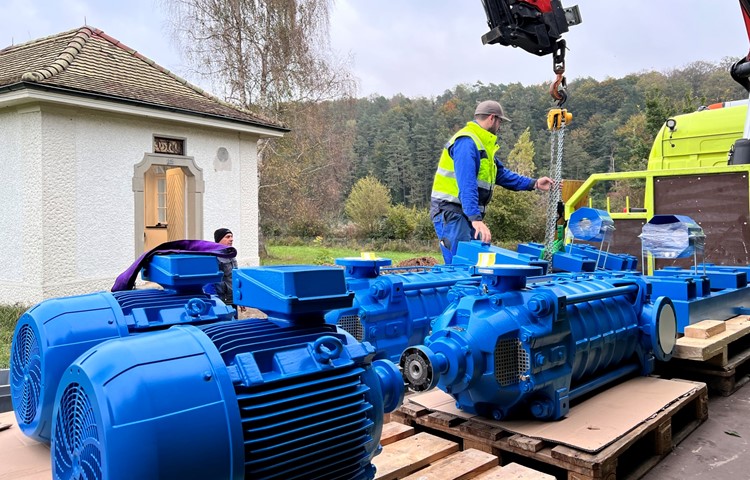 In Teile zerlegt werden die zwei Pumpen zum Werk Rheingasse geliefert, ins Häuschen gehievt … In Teile zerlegt werden die zwei Pumpen zum Werk Rheingasse geliefert, ins Häuschen gehievt …