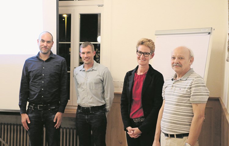 Tobias Vogt (l.) von der Nagra, René Löpfe (2. v. l.) von der begleitenden CSD Ingenieure AG und Kurt Nyffenegger (r.) vom Awel vertreten die Meinung, das neu entdeckte Grundwasservorkommen sei kein Problem. Beatrice Salce und die Fachgruppe Oberflächenanlage der Regionalkonferenz, die sie leitet, sehen das anders. Tobias Vogt (l.) von der Nagra, René Löpfe (2. v. l.) von der begleitenden CSD Ingenieure AG und Kurt Nyffenegger (r.) vom Awel vertreten die Meinung, das neu entdeckte Grundwasservorkommen sei kein Problem. Beatrice Salce und die Fachgruppe Oberflächenanlage der Regionalkonferenz, die sie leitet, sehen das anders.