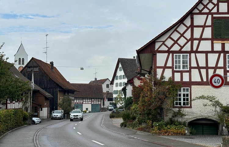 Verkehrsplanung ist ein wichtiger Teil des Leitbilds. Insbesondere bei Ossingens Hauptstrasse legt aber der Kanton die Leitlinien fest (siehe Kasten). Verkehrsplanung ist ein wichtiger Teil des Leitbilds. Insbesondere bei Ossingens Hauptstrasse legt aber der Kanton die Leitlinien fest (siehe Kasten).