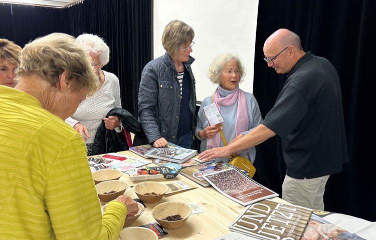 Jürg Grunder (r.) freute sich über das wissbegierige Publikum des Gemeinnützigen Vereins Diessenhofen. Jürg Grunder (r.) freute sich über das wissbegierige Publikum des Gemeinnützigen Vereins Diessenhofen.