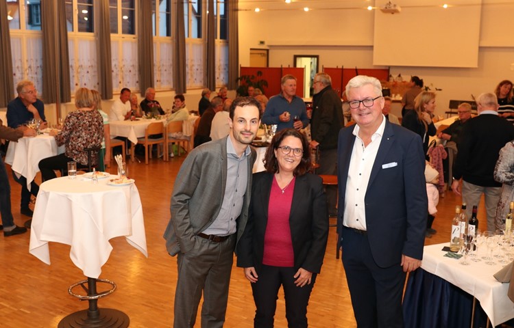 Wahlkampf für die FDP auf verschiedenen Ebenen: Richter Patrick Blumer, Parteipräsidentin Linda Mathis und Nationalratskandidat Martin Farner an der Feier im Schwertsaal. Wahlkampf für die FDP auf verschiedenen Ebenen: Richter Patrick Blumer, Parteipräsidentin Linda Mathis und Nationalratskandidat Martin Farner an der Feier im Schwertsaal.
