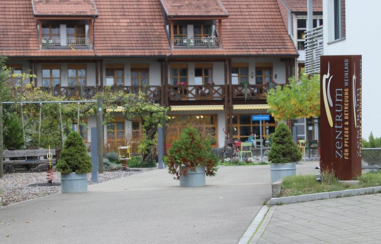 Unter dem Dach des Zentrums für Pflege und Betreuung Weinland in Marthalen ist die stationäre und ambulante Pflege für sechs bzw. fünf Gemeinden organisiert. Unter dem Dach des Zentrums für Pflege und Betreuung Weinland in Marthalen ist die stationäre und ambulante Pflege für sechs bzw. fünf Gemeinden organisiert.