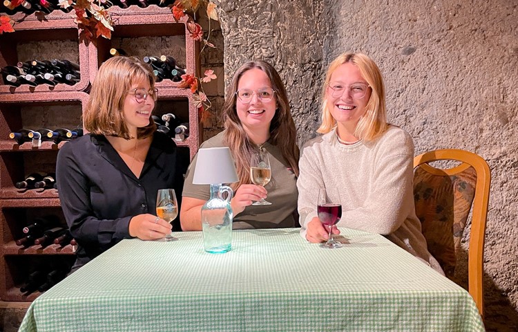 Selbstverständlich mit Wein aus der Region (v.l.): Die angehenden Umweltingenieurinnen Lisa Meyer, Jennifer Baldissera und Melanie Stöckli. Selbstverständlich mit Wein aus der Region (v.l.): Die angehenden Umweltingenieurinnen Lisa Meyer, Jennifer Baldissera und Melanie Stöckli.