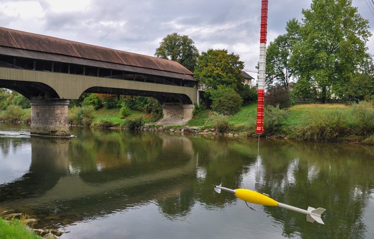 Bei der hydrometrischen Messstation Andelfingen wird der «Abfluss» der Thur, also die Wassermenge, die den Flussquerschnitt pro Sekunde durchfliesst, mit einem Schwimmer gemessen. Sinkt er unter fünf Kubikmeter pro Sekunde, müssen die Wasserentnahmen aus dem Fluss gestoppt werden. Bei der hydrometrischen Messstation Andelfingen wird der «Abfluss» der Thur, also die Wassermenge, die den Flussquerschnitt pro Sekunde durchfliesst, mit einem Schwimmer gemessen. Sinkt er unter fünf Kubikmeter pro Sekunde, müssen die Wasserentnahmen aus dem Fluss gestoppt werden.