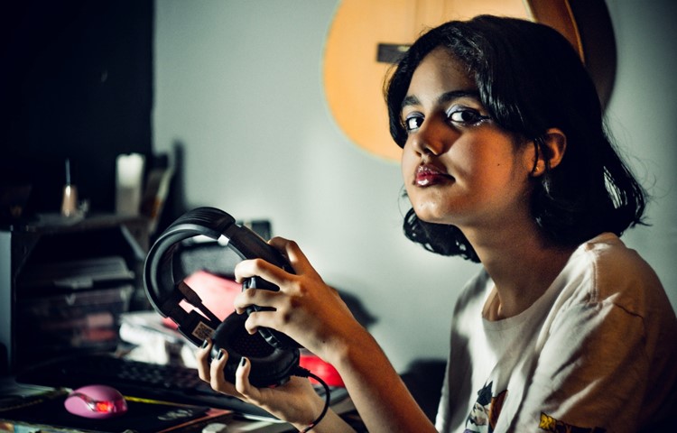 Wenn sich Teenager zurückziehen und lieber gamen oder im eigenen Zimmer sitzen, ist das noch kein Grund zur Sorge. In der Regel normalisiert sich das Verhalten von ganz alleine, weiss Familienberaterin Maya Risch. Wenn sich Teenager zurückziehen und lieber gamen oder im eigenen Zimmer sitzen, ist das noch kein Grund zur Sorge. In der Regel normalisiert sich das Verhalten von ganz alleine, weiss Familienberaterin Maya Risch.