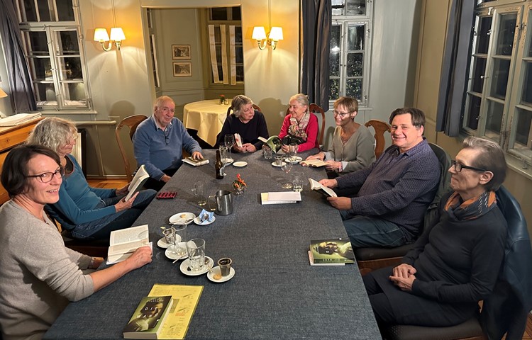 Die meisten von ihnen waren schon beim Gründungsabend dabei – dem Literaturclub gehen die Bücher nicht aus. Die meisten von ihnen waren schon beim Gründungsabend dabei – dem Literaturclub gehen die Bücher nicht aus.