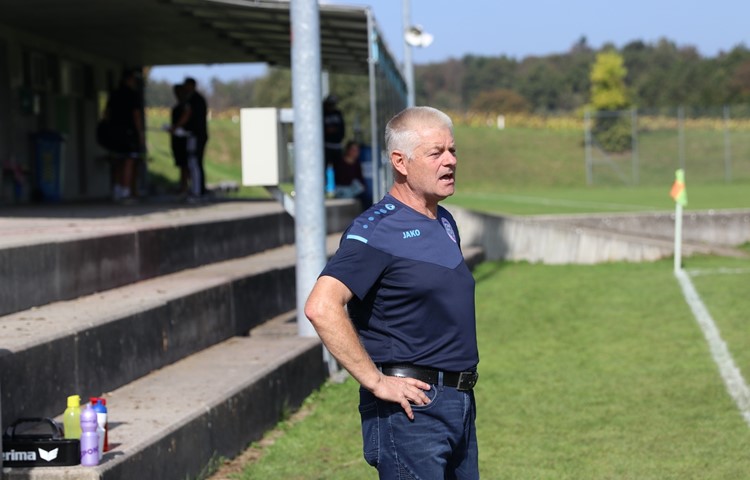 Heiner Hertli trainiert seit dieser Saison die FCEM-Damen. Heiner Hertli trainiert seit dieser Saison die FCEM-Damen.