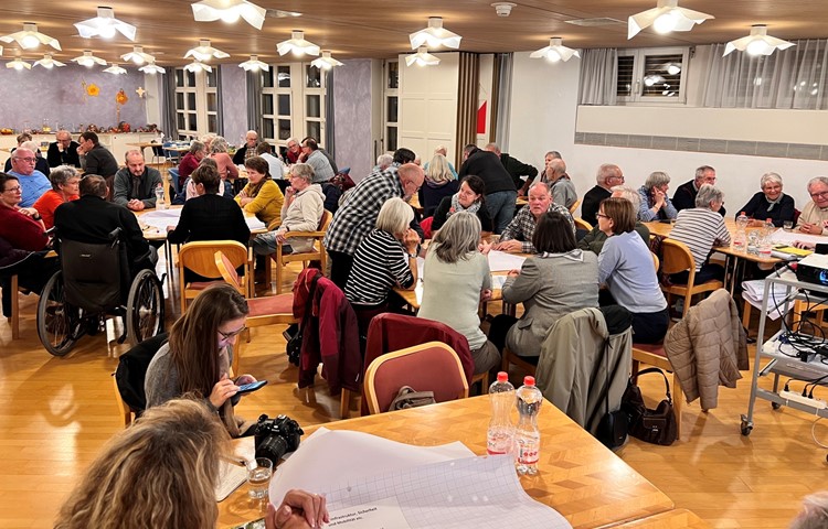 In moderierten Gruppen wurde diskutiert – die Veranstaltung wird noch zweimal durchgeführt. In moderierten Gruppen wurde diskutiert – die Veranstaltung wird noch zweimal durchgeführt.
