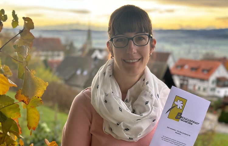 Sie nimmt Anfragen entgegen und bringt die passenden Menschen zusammen: Regula Bamert. Sie nimmt Anfragen entgegen und bringt die passenden Menschen zusammen: Regula Bamert.