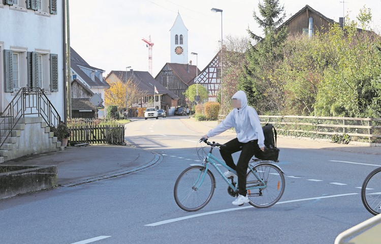 Statt den Abzweiger, den auch die Sek-Schüler aus Neunforn befahren, umzubauen (siehe auch Bild unten), soll die 30er-Strecke (Höhe weisses Auto, aktuell 40) verlängert werden. Zwischen dem Gartenzaun links und dem Schöpfli mit der Tafel «Umfahrung Ossingen Ja» käme die Postautohaltestelle hin. Statt den Abzweiger, den auch die Sek-Schüler aus Neunforn befahren, umzubauen (siehe auch Bild unten), soll die 30er-Strecke (Höhe weisses Auto, aktuell 40) verlängert werden. Zwischen dem Gartenzaun links und dem Schöpfli mit der Tafel «Umfahrung Ossingen Ja» käme die Postautohaltestelle hin.