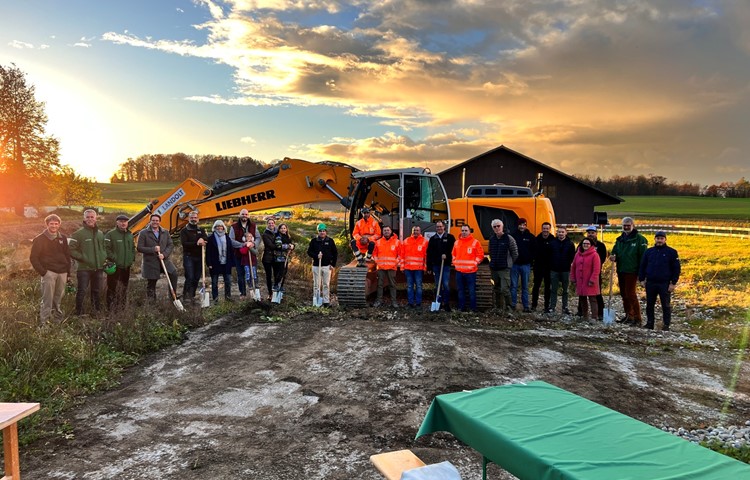 Nachbarn, erste Eigentümer, Gemeinderätin Linda Mathis sowie am Bau beteiligte Unternehmerinnen und Unternehmer feierten am Mittwoch den Baustart. Nachbarn, erste Eigentümer, Gemeinderätin Linda Mathis sowie am Bau beteiligte Unternehmerinnen und Unternehmer feierten am Mittwoch den Baustart.
