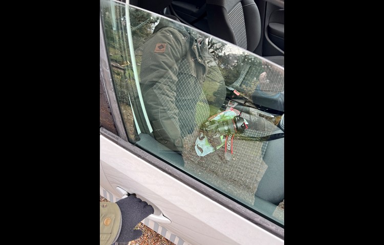 Gegen «Fälleler» hilft: Auto abschliessen, Fenster geschlossen halten und keine Wertgegenstände im Fahrzeug aufbewahren.