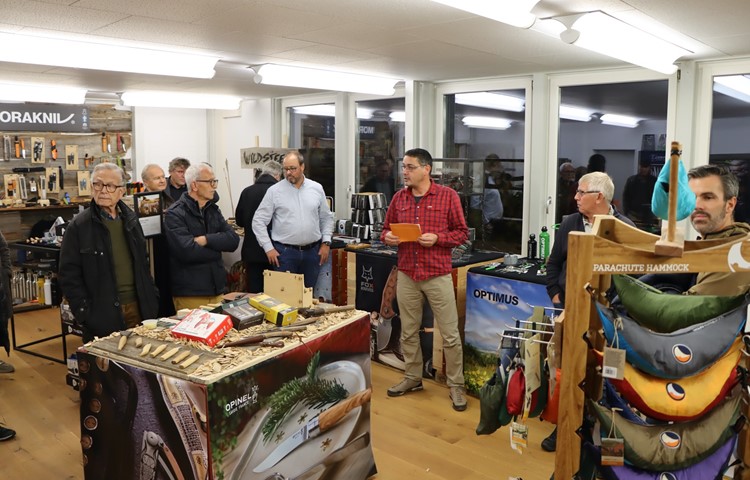 Im Showroom in Oerlingen empfing Rafael Ziani (Bildmitte) für einmal nicht Fachhändler, sondern die Gäste von FDP-Präsident Peter Meier (helles Hemd). Im Showroom in Oerlingen empfing Rafael Ziani (Bildmitte) für einmal nicht Fachhändler, sondern die Gäste von FDP-Präsident Peter Meier (helles Hemd).
