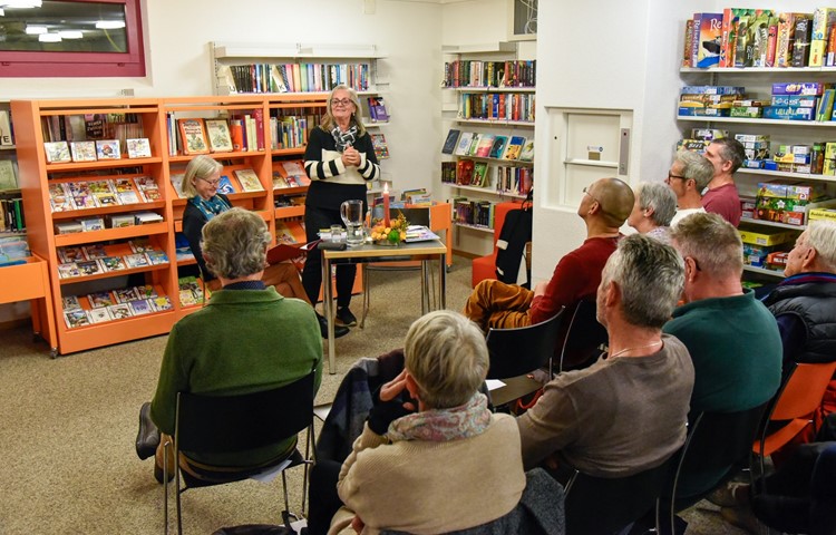 Gabriela Huber-Mayer (rechts) stellte zusammen mit ihrer Lektorin Irène Fasel ihr Buch «Lebenslänglich Leben» vor. Gabriela Huber-Mayer (rechts) stellte zusammen mit ihrer Lektorin Irène Fasel ihr Buch «Lebenslänglich Leben» vor.