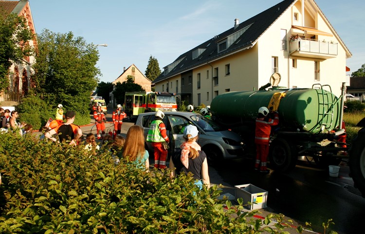 Ein Höhepunkt im Feuerwehr-Jahr: Hauptübung mit Verkehrsunfall. Ein Höhepunkt im Feuerwehr-Jahr: Hauptübung mit Verkehrsunfall.
