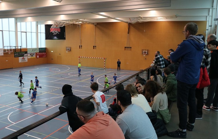 Volle Zuschauerränge am Samstag in der Andelfinger Sporthalle, während unten das E-Junioren-Spiel Ellikon/Marthalen (blau) gegen Schwamendingen lief. Volle Zuschauerränge am Samstag in der Andelfinger Sporthalle, während unten das E-Junioren-Spiel Ellikon/Marthalen (blau) gegen Schwamendingen lief.