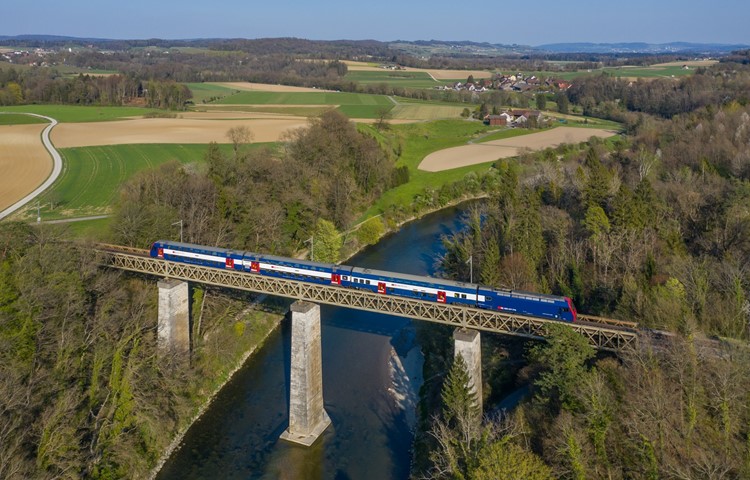 Wird in den Sommerferien saniert und kann nicht befahren werden: SBB-Thurbrücke Andelfingen. Wird in den Sommerferien saniert und kann nicht befahren werden: SBB-Thurbrücke Andelfingen.