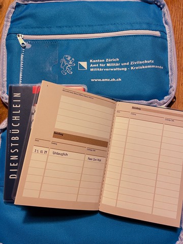 Die Dienstbücher von Peter und Mike beinhalten neben den persönlichen Daten nur den Eintrag «untauglich». Die Dienstbücher von Peter und Mike beinhalten neben den persönlichen Daten nur den Eintrag «untauglich».