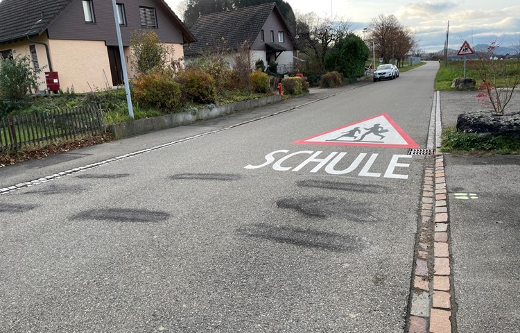 Die gelben Linien und das Männchen, die den Überweg markierten, sind nur noch als graue Flächen zu erkennen. Sie waren nicht mit dem Strassenverkehrsgesetz veeinbar. Die gelben Linien und das Männchen, die den Überweg markierten, sind nur noch als graue Flächen zu erkennen. Sie waren nicht mit dem Strassenverkehrsgesetz veeinbar.