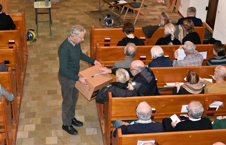 Die Kirchenpflege-Mitglieder (hier Urs Weilenmann) sammelten mit vorbereiteten Urnen die Wahlzettel für die Pfarrwahlkommission ein. Die Kirchenpflege-Mitglieder (hier Urs Weilenmann) sammelten mit vorbereiteten Urnen die Wahlzettel für die Pfarrwahlkommission ein.