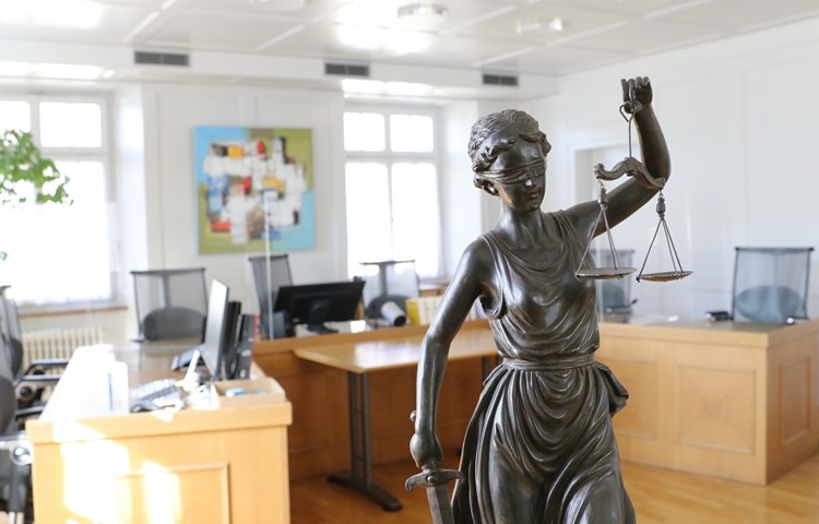Am Freitag war der Gerichtssaal rasch wieder leer – der Angeklagte war aus lauter Wut hinausgestürmt. Am Freitag war der Gerichtssaal rasch wieder leer – der Angeklagte war aus lauter Wut hinausgestürmt.