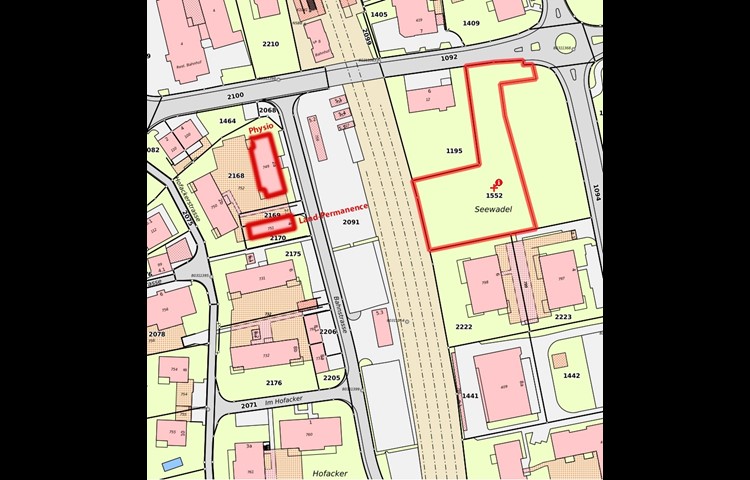 Die 2280 Quadratmeter grosse Parzelle gehört der Gemeinde. Dort könnten Spitex, Arztpraxis, Physiotherapie und mehr untergebracht werden.