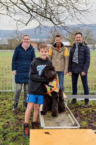 Tim und Jaro mit Mutter Andrea, Marc Fehlmann und Coop-Regionalrat Leonardo Longaretti (hinten v.l.) auf dem Trainingsparcours der Stiftung Simpera. Tim und Jaro mit Mutter Andrea, Marc Fehlmann und Coop-Regionalrat Leonardo Longaretti (hinten v.l.) auf dem Trainingsparcours der Stiftung Simpera.