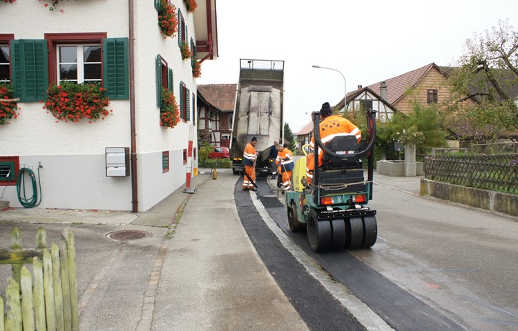 Gemeinden erhalten seit diesem Jahr Geld aus dem Strassenfonds – 70 Millionen sind es. Gemeinden erhalten seit diesem Jahr Geld aus dem Strassenfonds – 70 Millionen sind es.