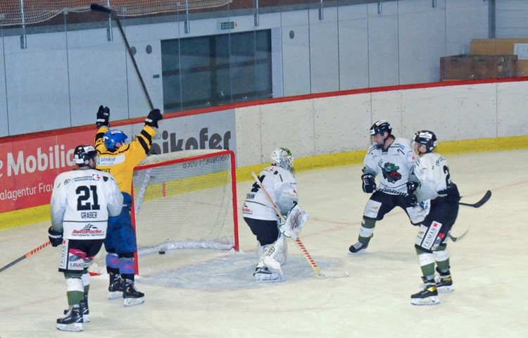 Andreas Schoop (links) traf an seinem Geburtstag zur zwischenzeitlichen 7:2-Führung für den EHC Wilen-Neunforn – mit der Vorarbeit beschenkt wurde er von seinen Brüdern Raphael und Matthias Schoop. Andreas Schoop (links) traf an seinem Geburtstag zur zwischenzeitlichen 7:2-Führung für den EHC Wilen-Neunforn – mit der Vorarbeit beschenkt wurde er von seinen Brüdern Raphael und Matthias Schoop.